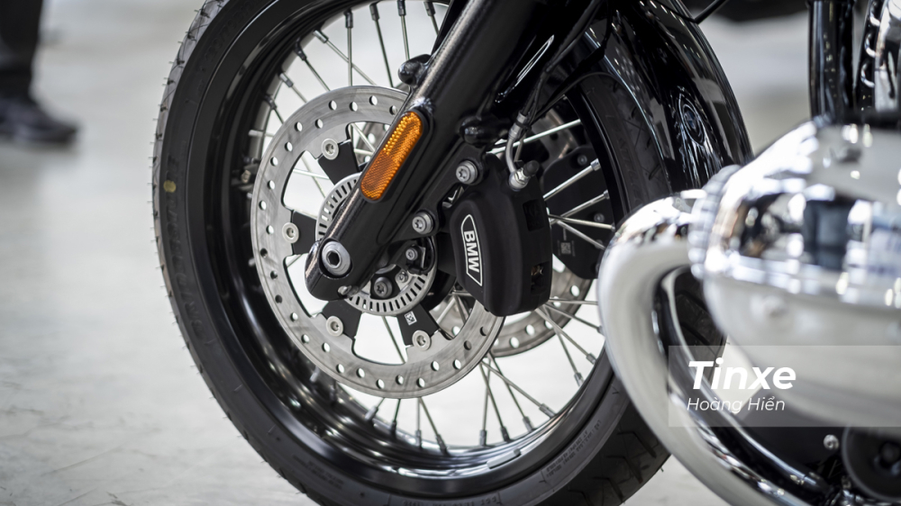 BMW R18 được trang bị hệ thống phanh với đĩa phanh kép phía trước đường kính 300mm và phanh đĩa đơn ở phía sau. BMW R18 được trang bị hệ thống phanh với đĩa phanh kép phía trước đường kính 300mm và phanh đĩa đơn ở phía sau.