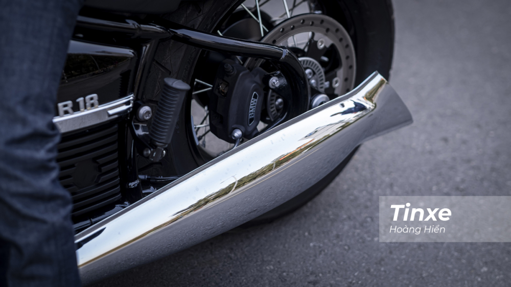 Ống xả kép mạ chrome sáng bóng trên BMW R18. Ống xả kép mạ chrome sáng bóng trên BMW R18.