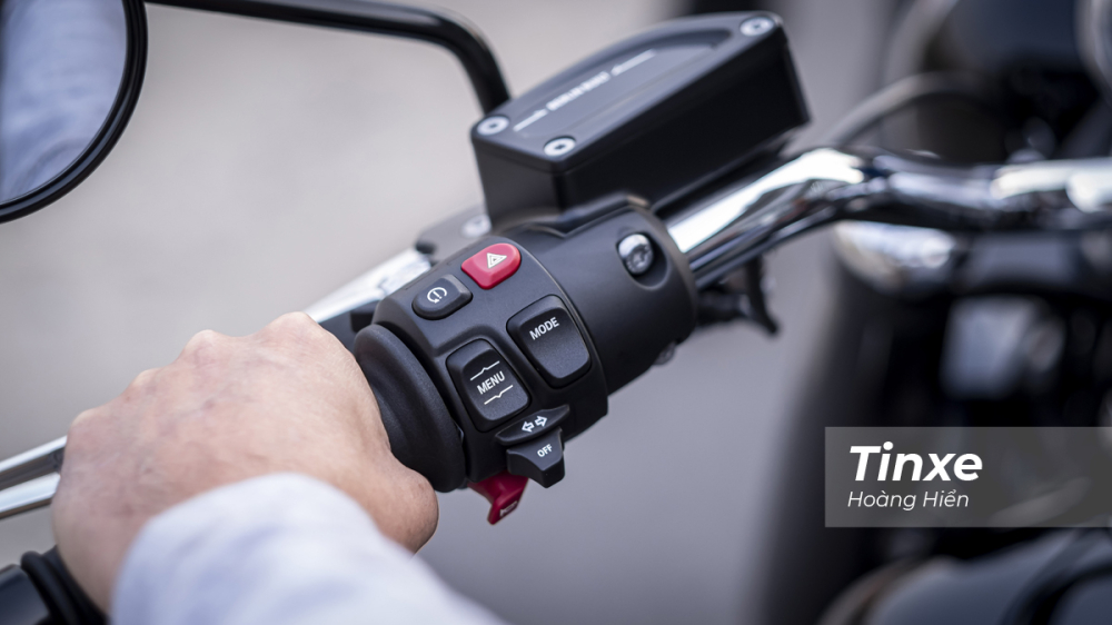 BMW R18 được trang bị các tính năng như hỗ trợ khởi hành ngang dốc, hỗ trợ chế độ đi lùi và kiểm soát mô-men xoắn động cơ (MSR), khởi động không cần chìa khóa. Đi kèm với đó là ba chế độ lái tiêu chuẩn gồm: Rain, Roll và Rock. BMW R18 được trang bị các tính năng như hỗ trợ khởi hành ngang dốc, hỗ trợ chế độ đi lùi và kiểm soát mô-men xoắn động cơ (MSR), khởi động không cần chìa khóa. Đi kèm với đó là ba chế độ lái tiêu chuẩn gồm: Rain, Roll và Rock.