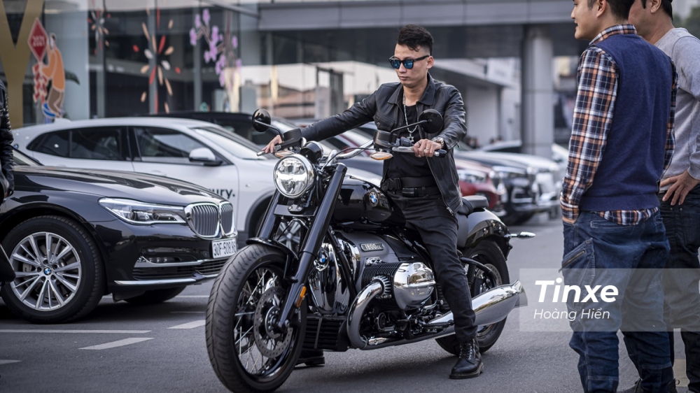 Tổng thể thiết kế bên ngoài BMW R18 là sự tương phản giữa màu đen và các chi tiết được mạ chrome sáng bóng. Tổng thể thiết kế bên ngoài BMW R18 là sự tương phản giữa màu đen và các chi tiết được mạ chrome sáng bóng.