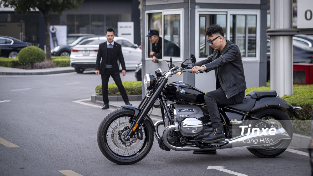 BMW R18 2021 sẽ được bán ra tại Việt Nam với hai phiên bản, gồm bản Base và bản First Edition. Trong đó, giá xe BMW R18 bản Tiêu chuẩn khởi điểm ở mức 929 triệu đồng, trong khi đó phiên bản đặc biệt First Edition sẽ có giá bán 1,039 tỷ đồng. BMW R18 2021 sẽ được bán ra tại Việt Nam với hai phiên bản, gồm bản Base và bản First Edition. Trong đó, giá xe BMW R18 bản Tiêu chuẩn khởi điểm ở mức 929 triệu đồng, trong khi đó phiên bản đặc biệt First Edition sẽ có giá bán 1,039 tỷ đồng.