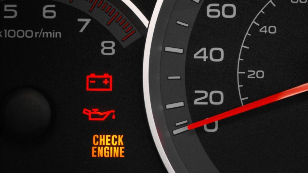 Đèn check engine luôn sáng cũng là dấu hiệu cho thấy cảm biến oxy đang trục trặc