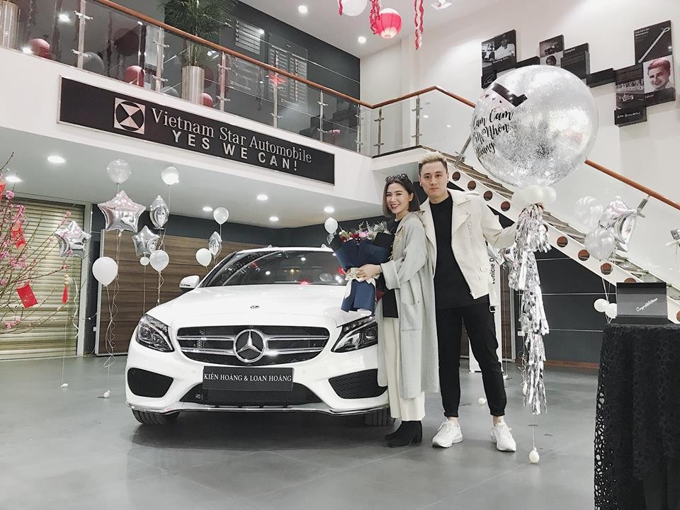 Cách đây 3 năm, cặp vợ chồng này cũng mua Mercedes-Benz C300 AMG để chơi Tết Cách đây 3 năm, cặp vợ chồng này cũng mua Mercedes-Benz C300 AMG để chơi Tết