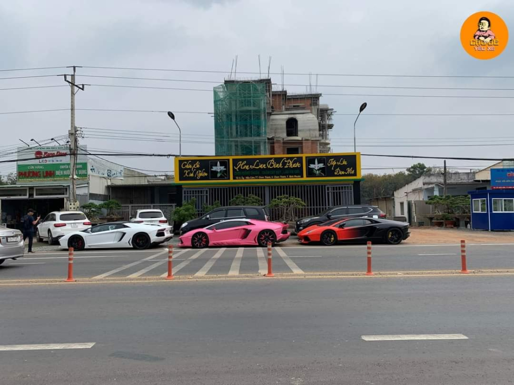Hai chiếc siêu xe Lamborghini Aventador LP700-4 màu đỏ-đen và hồng thuộc bản Coupe, chiếc xe còn lại là siêu xe mui trần của ông chủ cửa hàng lan đột biến ở tỉnh Bình Phước này Hai chiếc siêu xe Lamborghini Aventador LP700-4 màu đỏ-đen và hồng thuộc bản Coupe, chiếc xe còn lại là siêu xe mui trần của ông chủ cửa hàng lan đột biến ở tỉnh Bình Phước này
