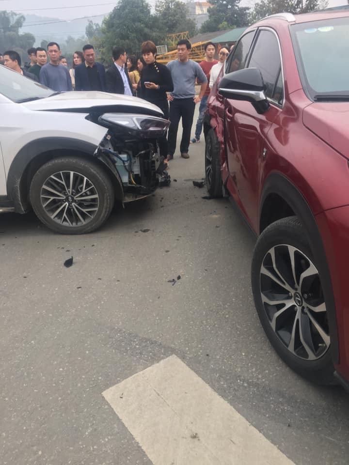 Lào Cai: Hyundai Tucson vỡ nát đầu xe sau khi tông vào bên hông Lexus NX