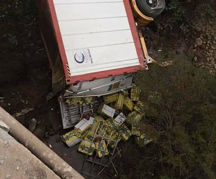 Hàng hoá trong thùng xe container rơi ra ngoài Hàng hoá trong thùng xe container rơi ra ngoài