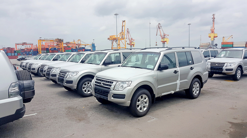Những xe chuyện dụng để chở tiền cho ngân hàng đều được che lại kính hông ở cột C và kính hậu. Những xe chuyện dụng để chở tiền cho ngân hàng đều được che lại kính hông ở cột C và kính hậu.