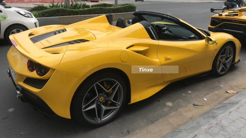 Phần mui xếp cứng của Ferrari F8 Spider có thể đóng hoặc mở mui trong 14 giây Phần mui xếp cứng của Ferrari F8 Spider có thể đóng hoặc mở mui trong 14 giây