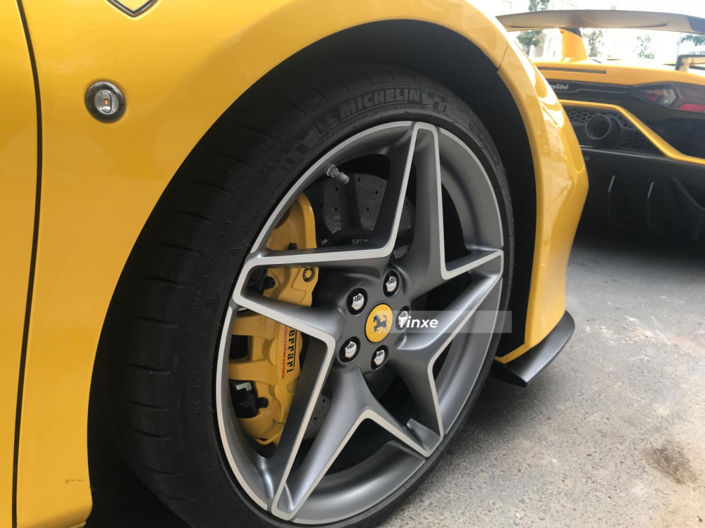 Cận cảnh bộ mâm trên siêu xe mui trần Ferrari F8 Spider màu vàng Giallo Modena Cận cảnh bộ mâm trên siêu xe mui trần Ferrari F8 Spider màu vàng Giallo Modena