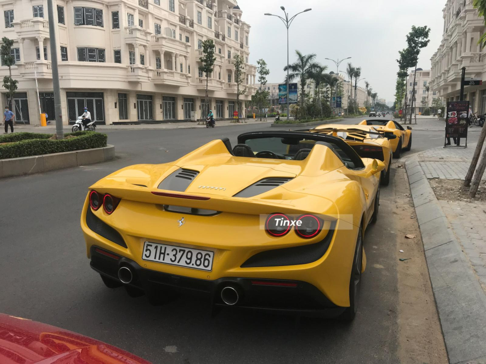 Siêu xe mui trần Ferrari F8 Spider nhìn từ đuôi xe Siêu xe mui trần Ferrari F8 Spider nhìn từ đuôi xe