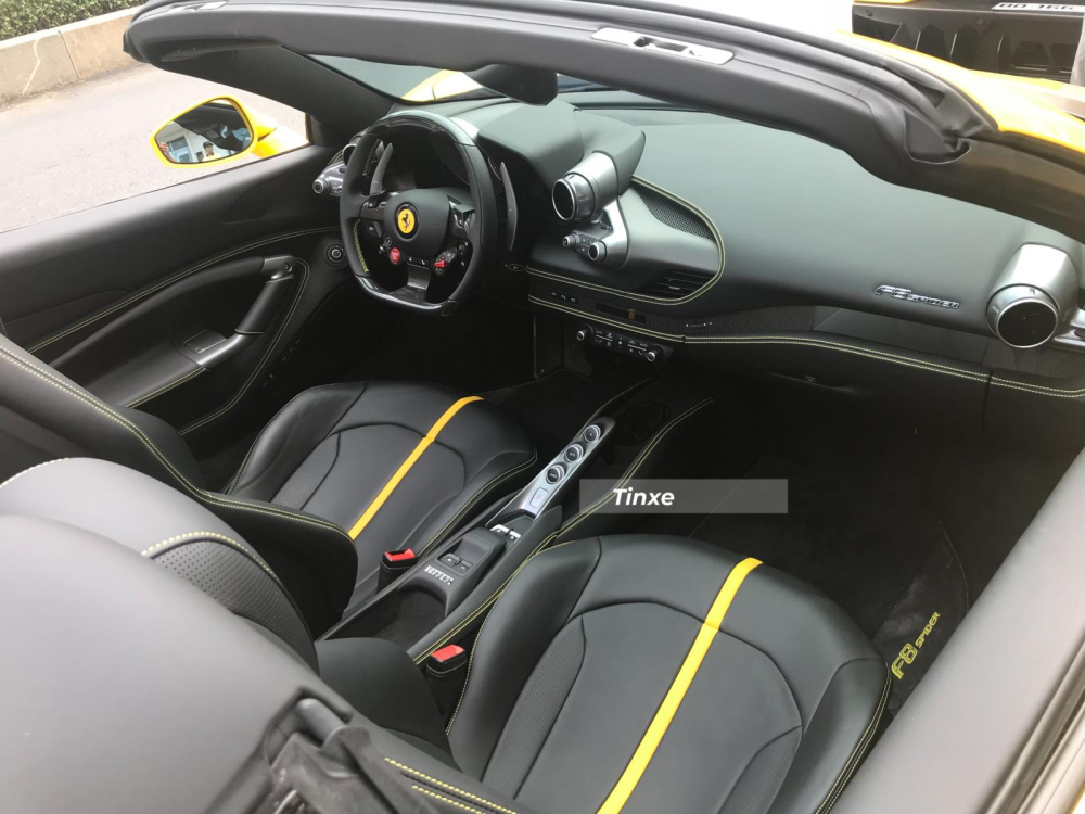 Người lái Ferrari F8 Spider có thể mở mui ngay khi xe chạy Người lái Ferrari F8 Spider có thể mở mui ngay khi xe chạy