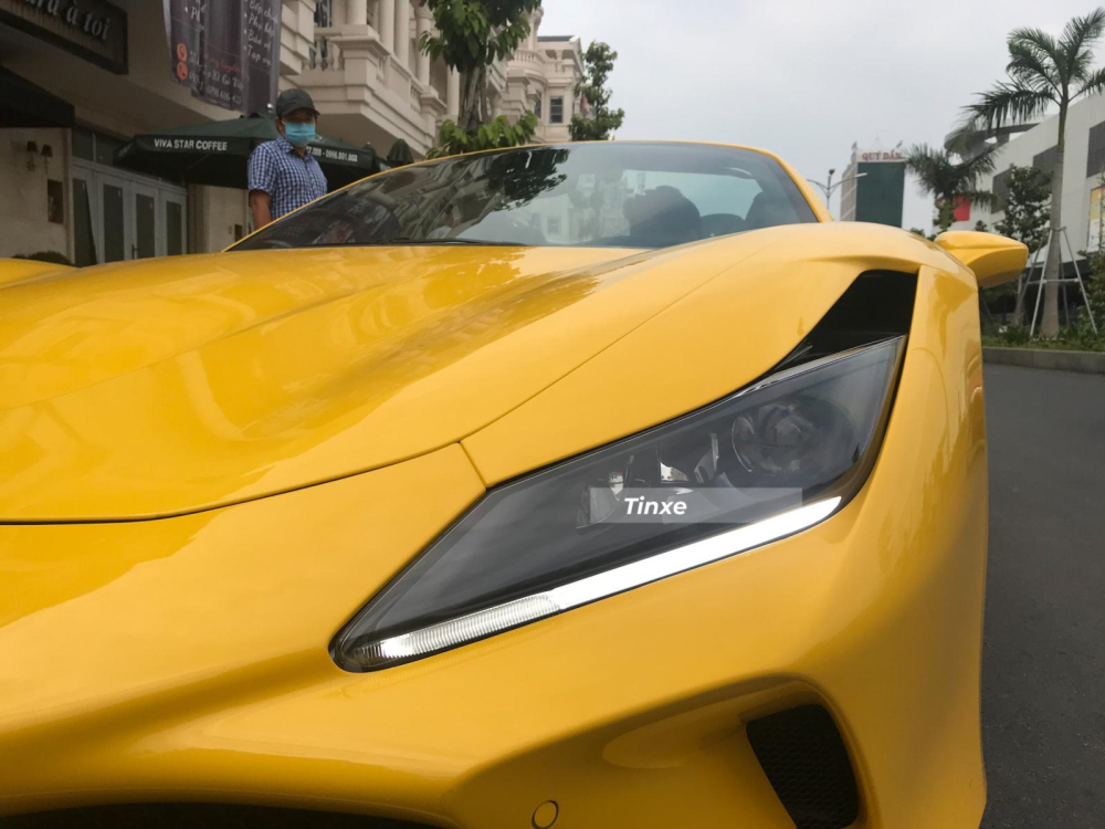 Đèn pha LED trên siêu xe mui trần Ferrari F8 Spider Đèn pha LED trên siêu xe mui trần Ferrari F8 Spider