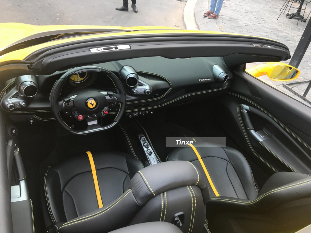 Toàn bộ khoang lái của siêu xe mui trần Ferrari F8 Spider Toàn bộ khoang lái của siêu xe mui trần Ferrari F8 Spider