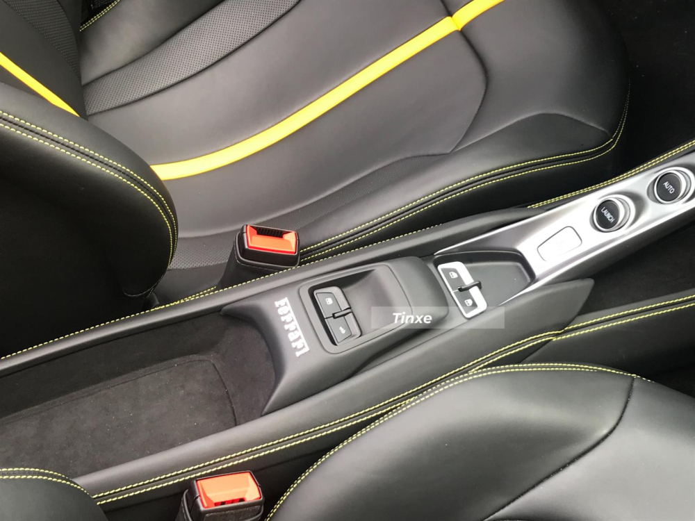 Thao tác mở hoặc đóng mui trên Ferrari F8 Spider tích hợp ngay trong khoang lái, nút kế bên mở hoặc đóng mui xe là điều chỉnh kính chắn gió nhỏ phía sau Thao tác mở hoặc đóng mui trên Ferrari F8 Spider tích hợp ngay trong khoang lái, nút kế bên mở hoặc đóng mui xe là điều chỉnh kính chắn gió nhỏ phía sau
