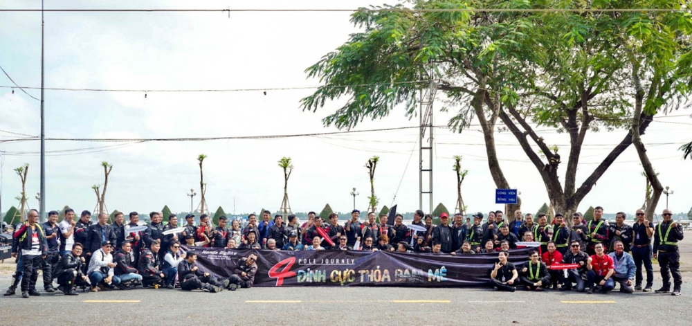Cần Thơ là điểm đến đầu tiên của đoàn, các thành viên cùng chụp hình lưu niệm tại công viên Bờ kè – Sông Hậu tại thành phố Cần Thơ. Cần Thơ là điểm đến đầu tiên của đoàn, các thành viên cùng chụp hình lưu niệm tại công viên Bờ kè – Sông Hậu tại thành phố Cần Thơ.