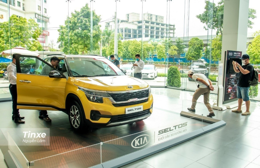 Những tháng sát Tết luôn là dịp cao điểm của thị trường ô tô Việt Nam do người dùng ôm tâm lý muốn có xe để du xuân. Những tháng sát Tết luôn là dịp cao điểm của thị trường ô tô Việt Nam do người dùng ôm tâm lý muốn có xe để du xuân.