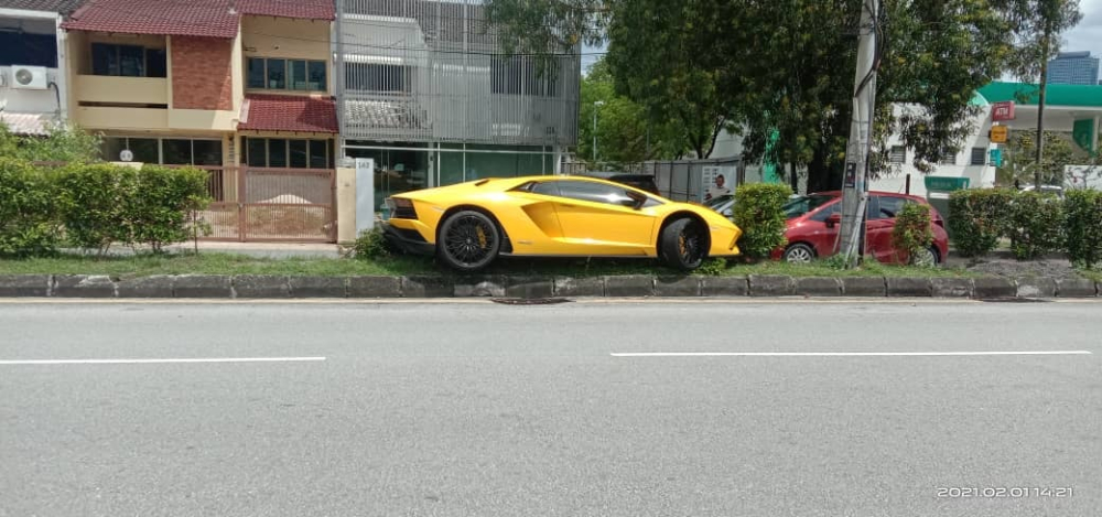 Video: Tài xế lao siêu xe Lamborghini Aventador S hơn 20 tỷ đồng lên dải  phân cách giữa đường