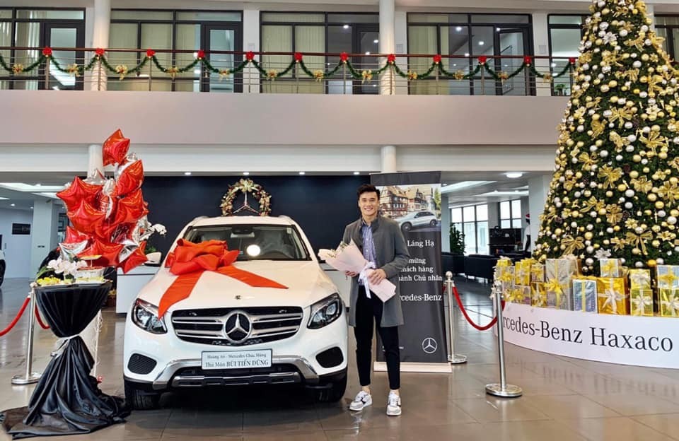Trước đó thủ môn Bùi Tiến Dũng di chuyển trên Mercedes-Benz GLC 250 được tặng Trước đó thủ môn Bùi Tiến Dũng di chuyển trên Mercedes-Benz GLC 250 được tặng