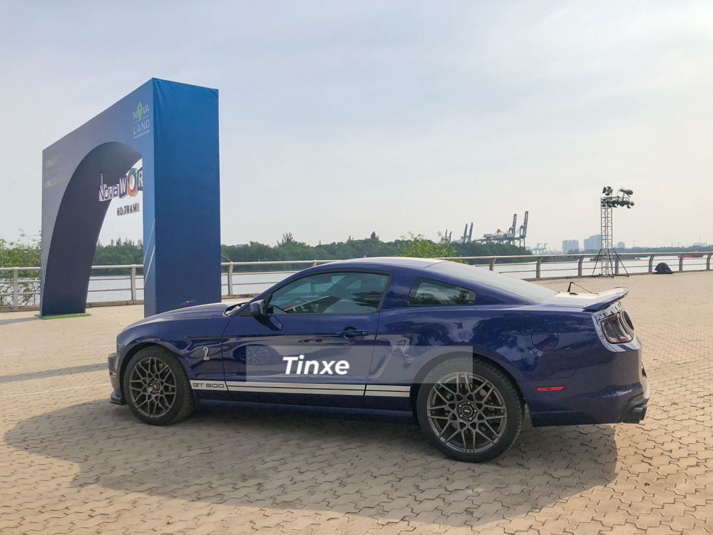 Ford Mustang Shelby GT500 này có màu xanh Ford Mustang Shelby GT500 này có màu xanh