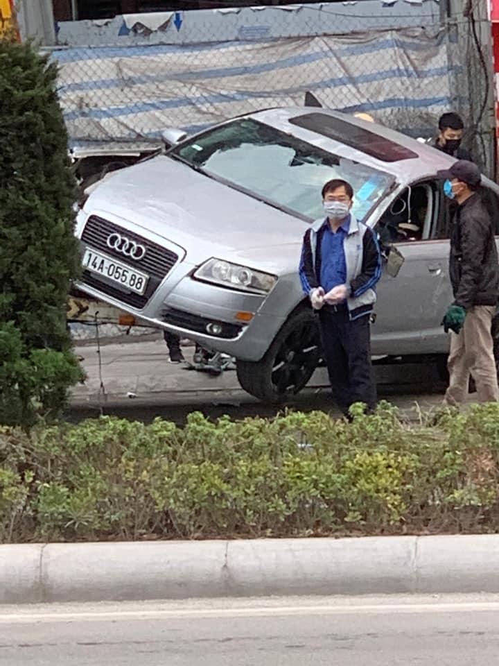 Chiếc xe sang Audi được lật trở lại Chiếc xe sang Audi được lật trở lại