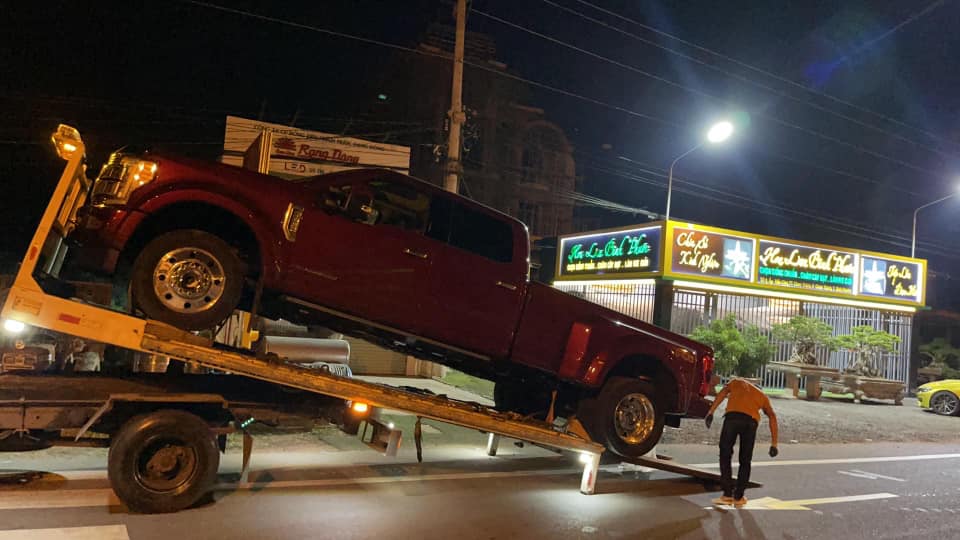 Sau siêu xe Lamborghini Aventador mui trần, người bán lan đột biến Bình Phước tậu Ford F-450 Super Duty phiên bản Limited Sau siêu xe Lamborghini Aventador mui trần, người bán lan đột biến Bình Phước tậu Ford F-450 Super Duty phiên bản Limited