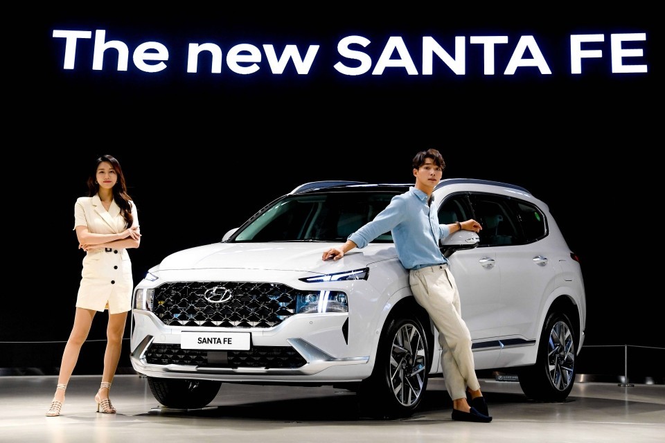 Hyundai Santa Fe 2021 là bản nâng cấp giữa vòng đời của thế hệ hiện tại, sở hữu thiết kế ngoại thất mới lạ và nhiều trang bị, tiện nghi hấp dẫn. Hyundai Santa Fe 2021 là bản nâng cấp giữa vòng đời của thế hệ hiện tại, sở hữu thiết kế ngoại thất mới lạ và nhiều trang bị, tiện nghi hấp dẫn.
