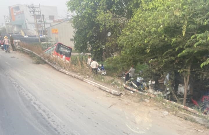 Lực lượng chức năng điều tiết giao thông qua khu vực cầu Bà Đắc Lực lượng chức năng điều tiết giao thông qua khu vực cầu Bà Đắc