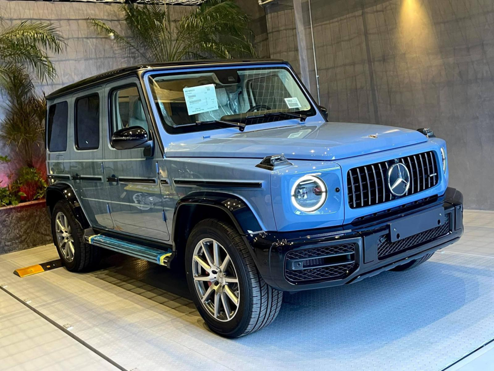 Mercedes-AMG G63 màu xanh China đẹp xuất sắc và gây ấn tượng mạnh với mọi người, không chỉ ở động cơ mạnh mẽ và tính năng tiện ích, mà còn ở sự sang trọng, tinh tế của thiết kế bên ngoài. Hãy xem qua hình ảnh để bắt đầu khám phá chiếc xe điển trai và tiện dụng này nhé!