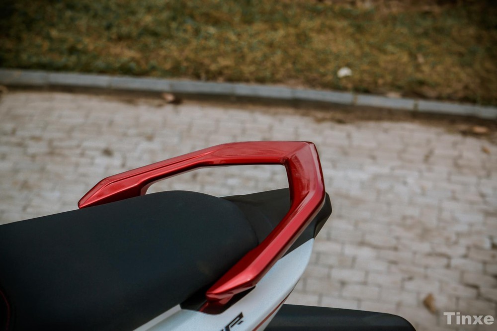 Dàn đuôi được vuốt khá nhọn và sắc nét