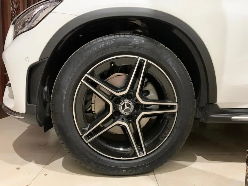 Trước đó vào tháng 1/2021, nhiều khách hàng thắc mắc tại sao chiếc Mercedes-Benz GLC 300 AMG mới mua lại đổi sang loại phanh đĩa không đục lỗ mà vẫn tăng giá bán 100 triệu đồng. Trước đó vào tháng 1/2021, nhiều khách hàng thắc mắc tại sao chiếc Mercedes-Benz GLC 300 AMG mới mua lại đổi sang loại phanh đĩa không đục lỗ mà vẫn tăng giá bán 100 triệu đồng.