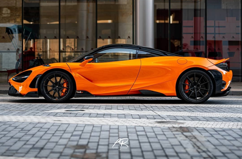 Xe sở hữu màu cam McLaren Orange cùng các chi tiết sơn đen và carbon Xe sở hữu màu cam McLaren Orange cùng các chi tiết sơn đen và carbon