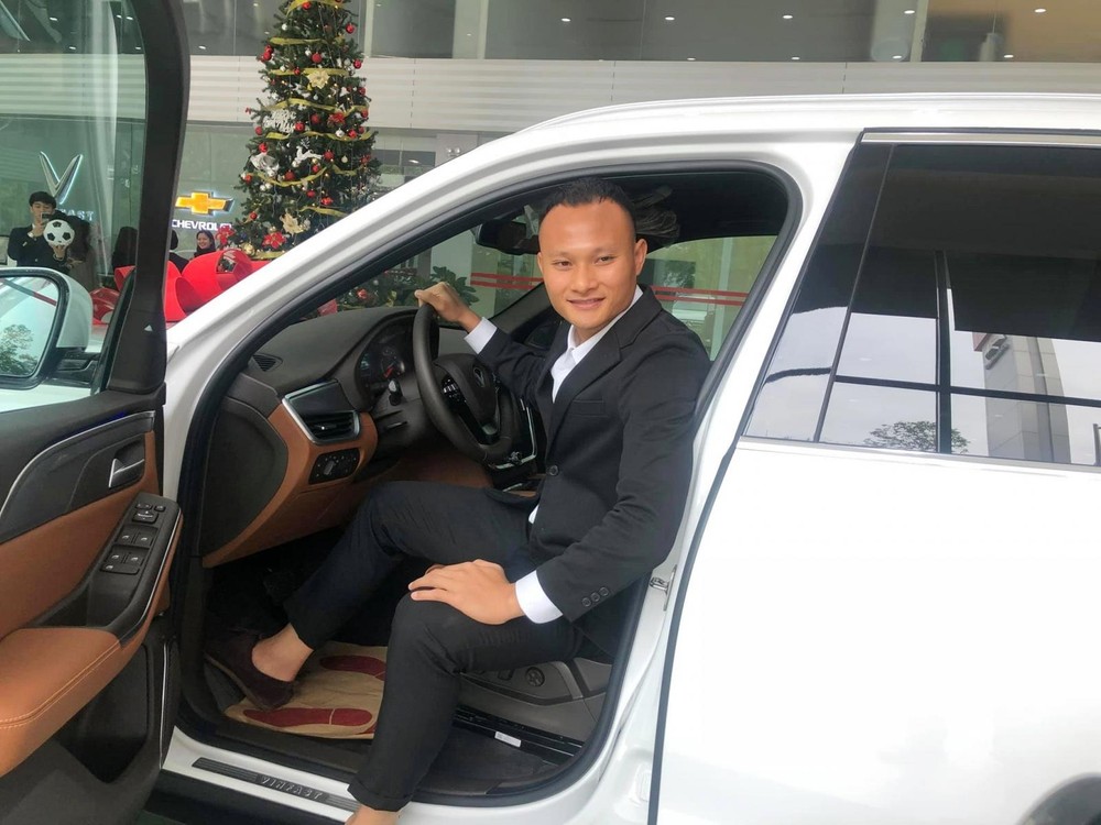 Trước đó, Trọng Hoàng cũng đã sở hữu một chiếc xe VinFast nhưng thuộc dòng SUV là LUX SA2.0 Trước đó, Trọng Hoàng cũng đã sở hữu một chiếc xe VinFast nhưng thuộc dòng SUV là LUX SA2.0