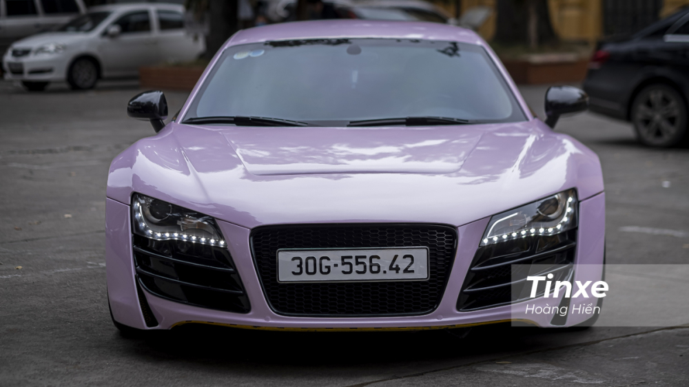 Chiếc Audi R8 màu hồng phấn này đã được chủ nhân trang bị thêm gói độ Prior Design để tăng thêm sự cá tính. Chiếc Audi R8 màu hồng phấn này đã được chủ nhân trang bị thêm gói độ Prior Design để tăng thêm sự cá tính.