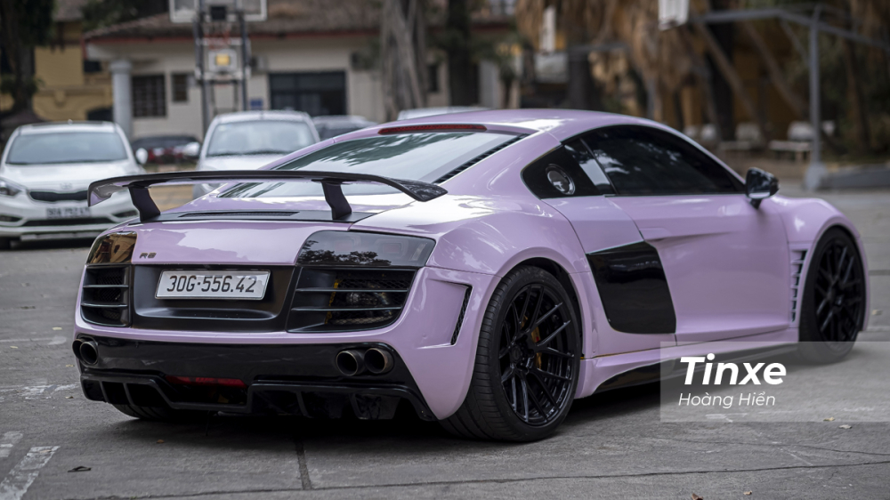 Phía sau, hệ thống đèn hậu cũng đã được độ lại để tăng thêm sự nổi bật. Cánh lướt gió carbon cũng làm chiếc Audi R8 này mang Phía sau, hệ thống đèn hậu cũng đã được độ lại để tăng thêm sự nổi bật. Cánh lướt gió carbon cũng làm chiếc Audi R8 này mang
