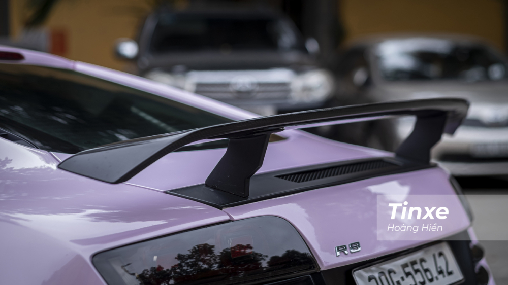 Trong gói độ Prior Desing, Cánh lướt gió carbon cũng làm chiếc Audi R8 này mang dáng vẻ mạnh mẽ hơn. Trong gói độ Prior Desing, Cánh lướt gió carbon cũng làm chiếc Audi R8 này mang dáng vẻ mạnh mẽ hơn.