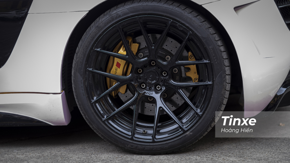 Audi R8 V8 4.2L độ Prior Desing được trang bị bộ vành thể thao ADV bắt mắt giúp khoe được cùm phanh và đĩa phanh bên trong. Audi R8 V8 4.2L độ Prior Desing được trang bị bộ vành thể thao ADV bắt mắt giúp khoe được cùm phanh và đĩa phanh bên trong.