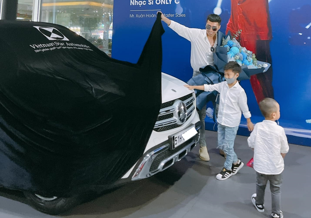 Only C đi nhận bàn giao xe Mercedes-Benz GLC 200 cùng vợ và 2 con trai Only C đi nhận bàn giao xe Mercedes-Benz GLC 200 cùng vợ và 2 con trai