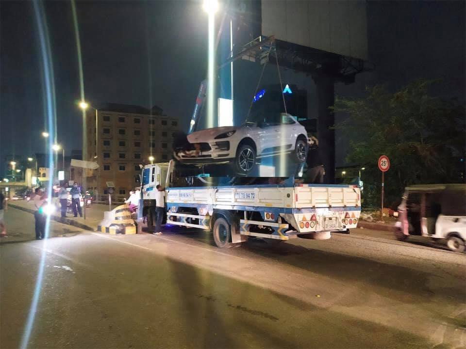 Chiếc xe Porsche sau đó được lật lại và cẩu lên xe cứu hộ Chiếc xe Porsche sau đó được lật lại và cẩu lên xe cứu hộ