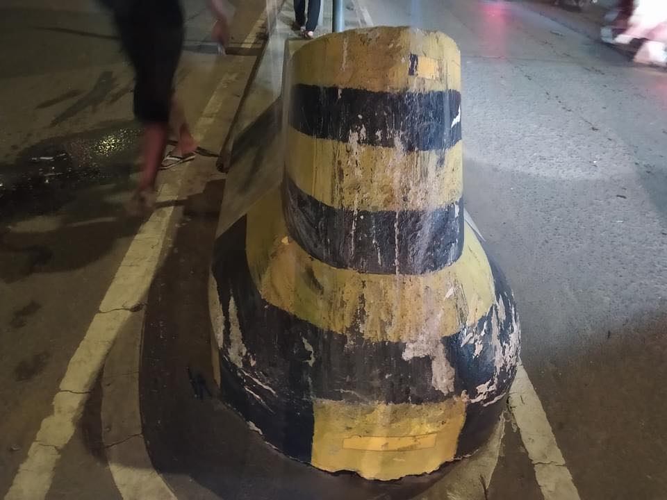 Trụ bê tông hư hỏng sau khi chiếc xe Porsche tông vào Trụ bê tông hư hỏng sau khi chiếc xe Porsche tông vào