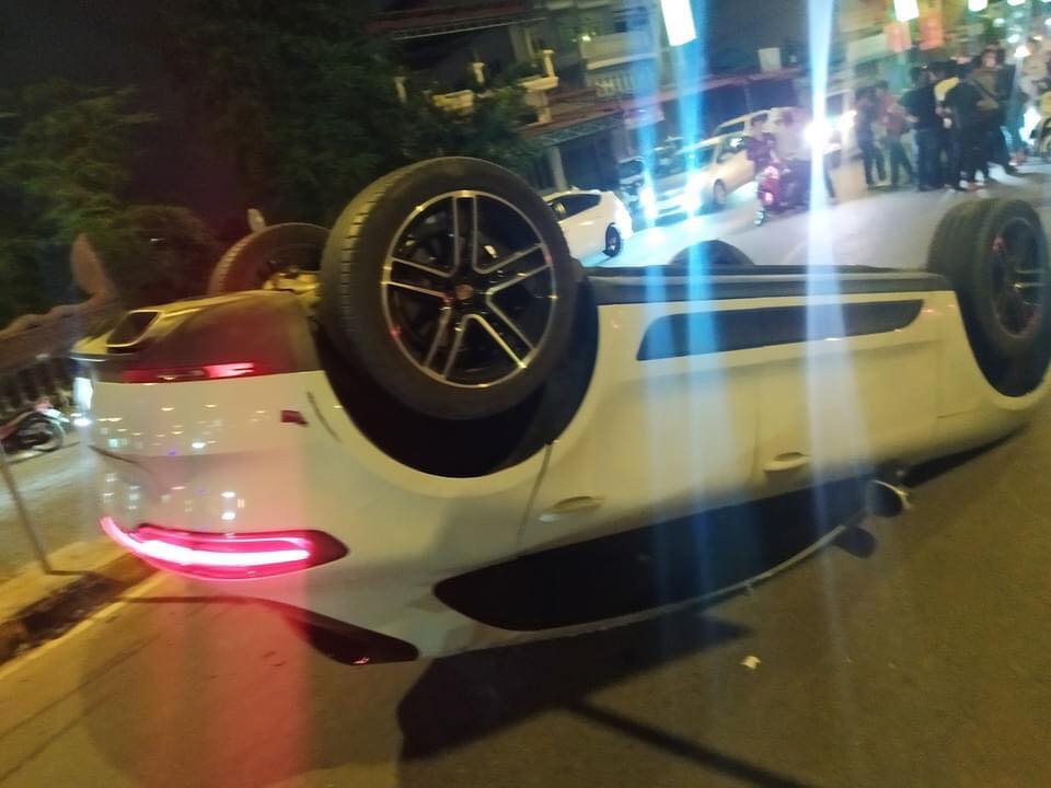 Chiếc xe Porsche hư hỏng nặng Chiếc xe Porsche hư hỏng nặng