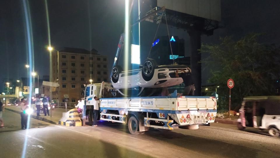 Tuy nhiên họ lại có màn cẩu xe siêu bá đạo khiến không ít người sốc Tuy nhiên họ lại có màn cẩu xe siêu bá đạo khiến không ít người sốc