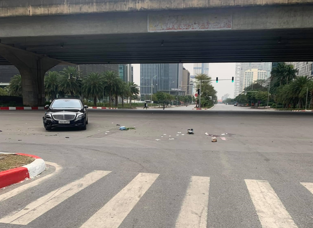 Chiếc xe sang Mercedes-Benz bị hư hỏng sau vụ tai nạn Chiếc xe sang Mercedes-Benz bị hư hỏng sau vụ tai nạn
