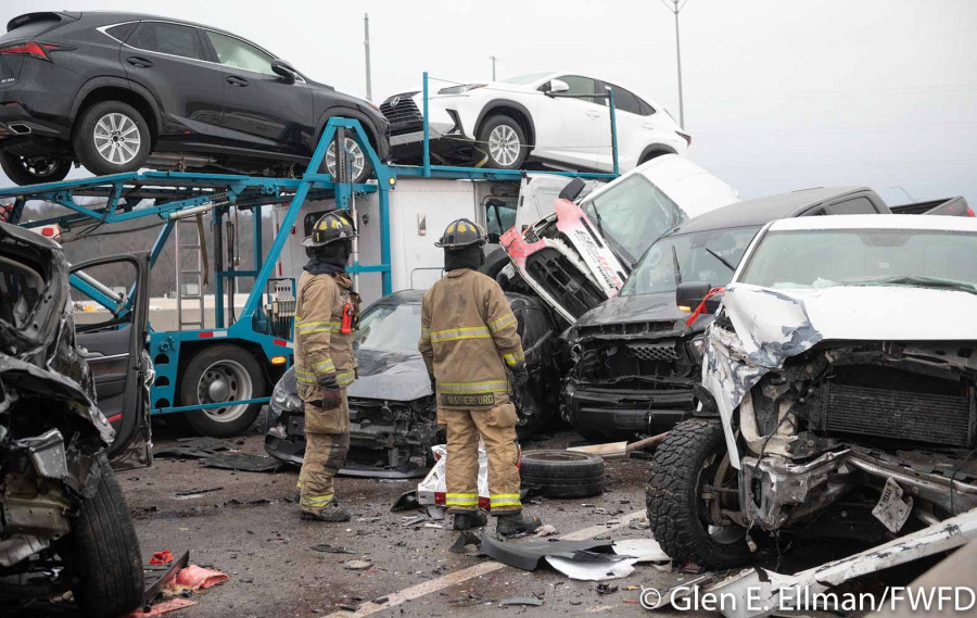 Có cả chiếc xe đầu kéo chở ô tô Lexus đến đại lý cũng bị tai nạn Có cả chiếc xe đầu kéo chở ô tô Lexus đến đại lý cũng bị tai nạn