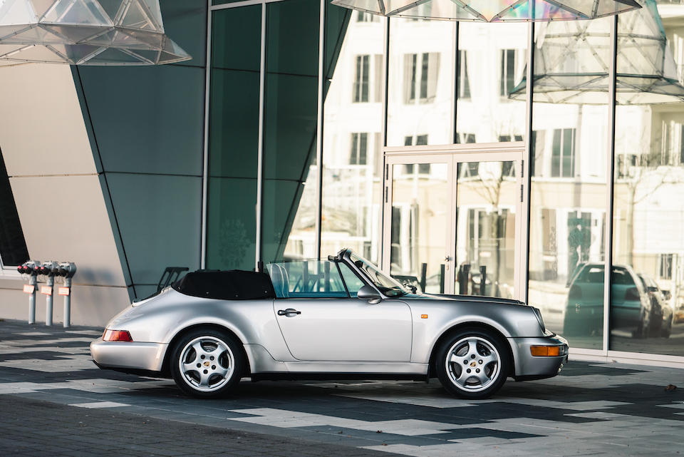 Phía bên sườn của chiếc Porsche 911 Type 964 Carrera 2 Convertible Works Turbo Look 1992 Phía bên sườn của chiếc Porsche 911 Type 964 Carrera 2 Convertible Works Turbo Look 1992