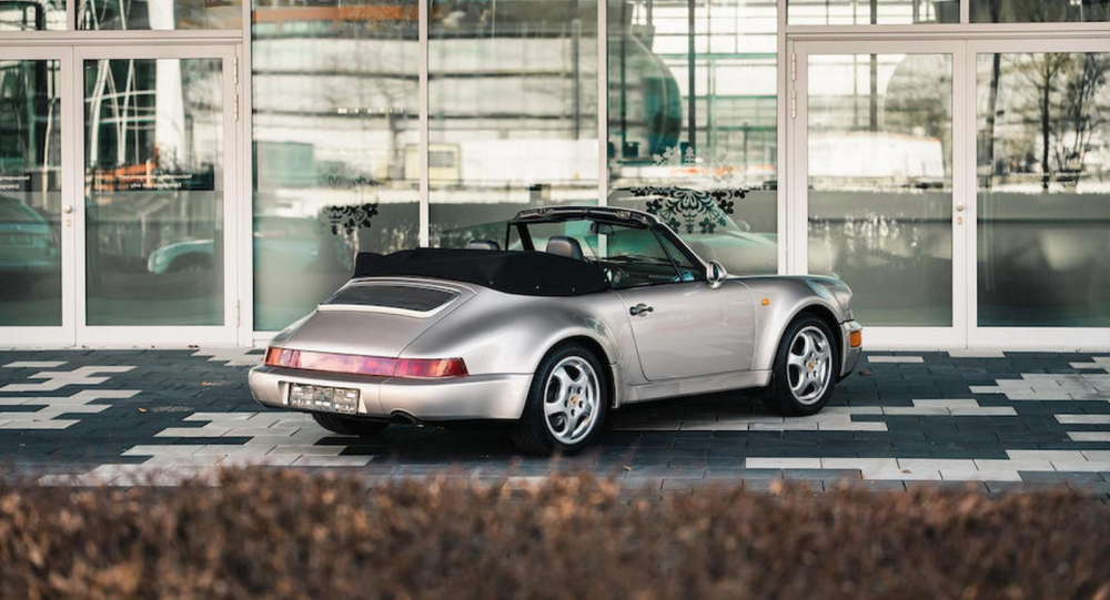 Phía sau của chiếc Porsche 911 Type 964 Carrera 2 Convertible Works Turbo Look 1992 Phía sau của chiếc Porsche 911 Type 964 Carrera 2 Convertible Works Turbo Look 1992