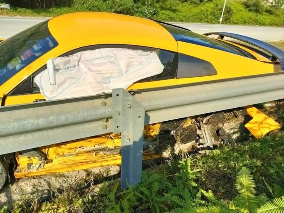 Túi khí rèm của siêu xe Audi R8 V10 Plus bung ra sau tai nạn, dàn áo bên hông xe hư hỏng nghiêm trọng Túi khí rèm của siêu xe Audi R8 V10 Plus bung ra sau tai nạn, dàn áo bên hông xe hư hỏng nghiêm trọng