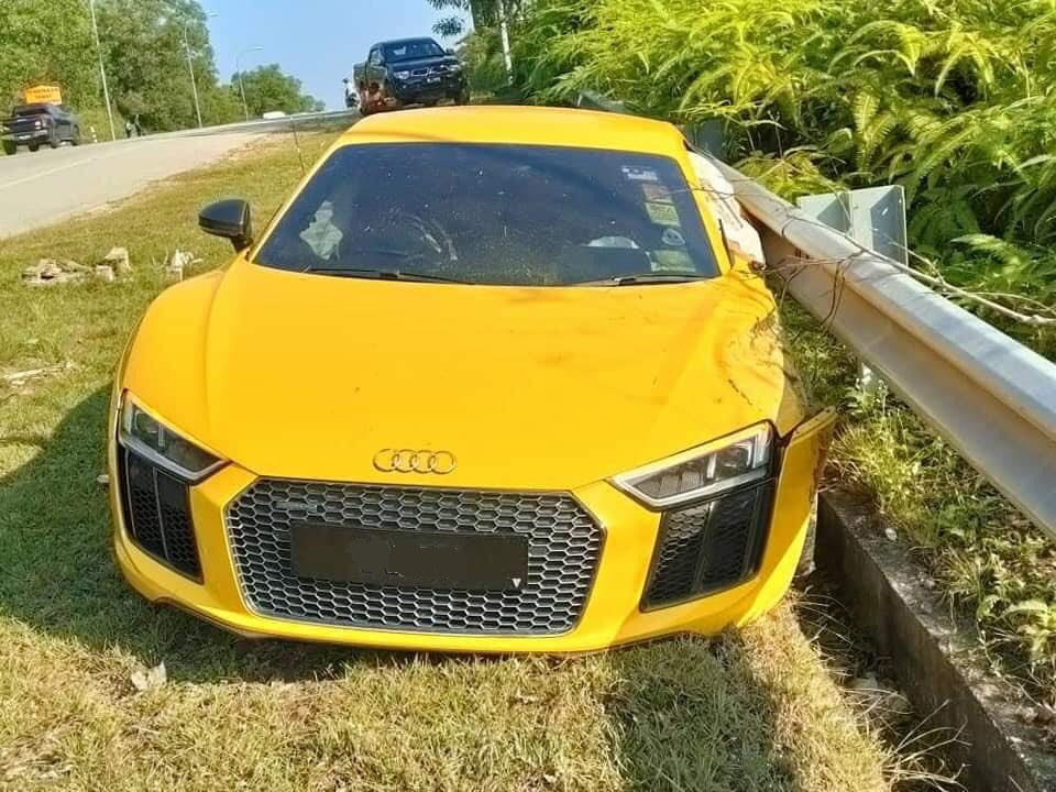 Một phần dàn áo đầu xe hư hỏng nặng sau tai nạn Một phần dàn áo đầu xe hư hỏng nặng sau tai nạn
