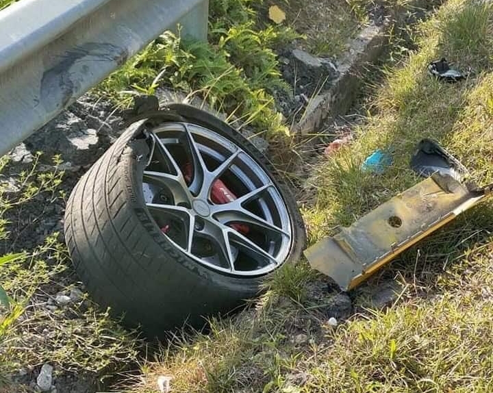 Một bánh xe văng ra khỏi trục, nổ lốp và nằm cách xe khoảng 10 mét Một bánh xe văng ra khỏi trục, nổ lốp và nằm cách xe khoảng 10 mét