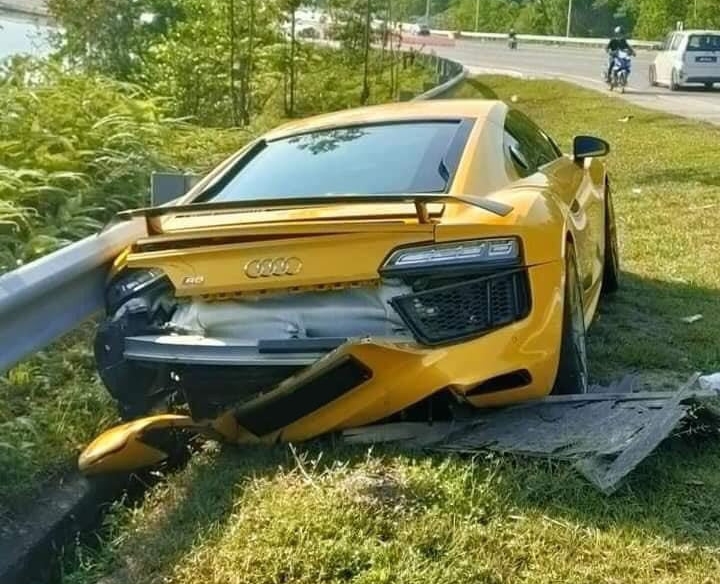 Phần đuôi siêu xe Audi R8 V10 Plus thiệt hại khá nặng Phần đuôi siêu xe Audi R8 V10 Plus thiệt hại khá nặng