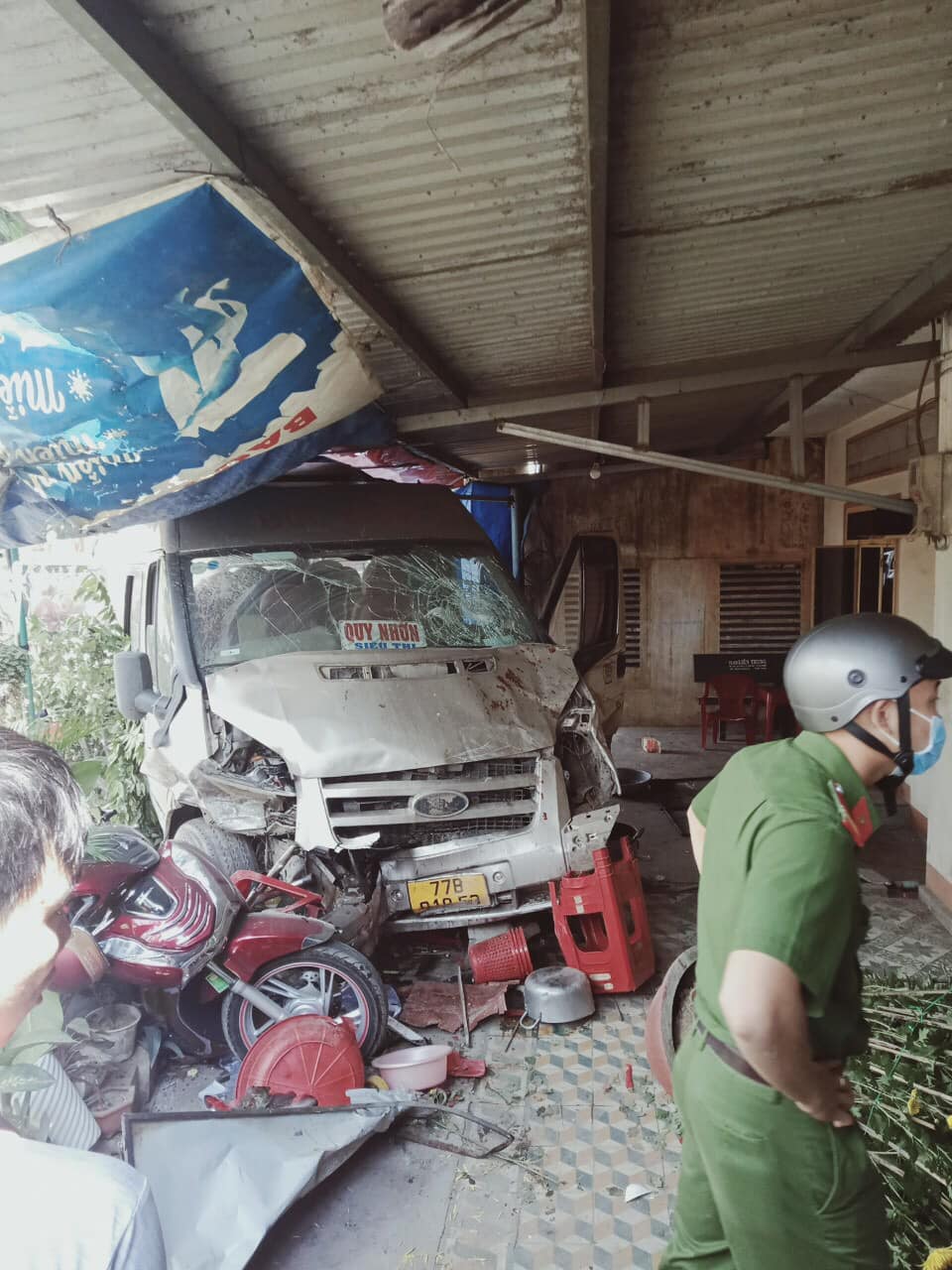 Chiếc xe khách lao vào hiên của ngôi nhà bên đường Chiếc xe khách lao vào hiên của ngôi nhà bên đường